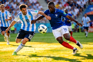 阿根廷与法国队球员在绿茵场上激烈争抢足球的瞬间